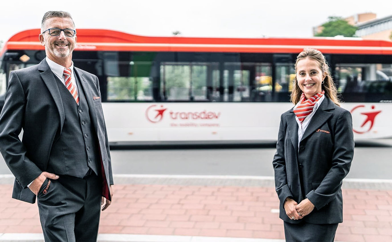 transdev brand marque iconography portrait couple bus people photo frappa